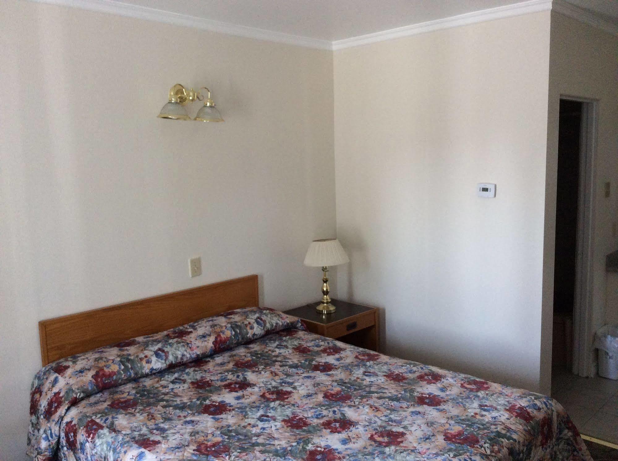 Embassy Motel Kingston Eksteriør billede
